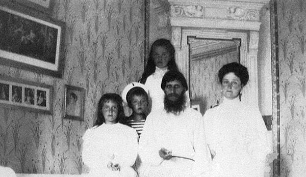 Hemofili hastası oğullarını 'iyileştirdikten' sonra, Rasputin'in Çarlık ailesi üzerinde etkisi büyüdü.