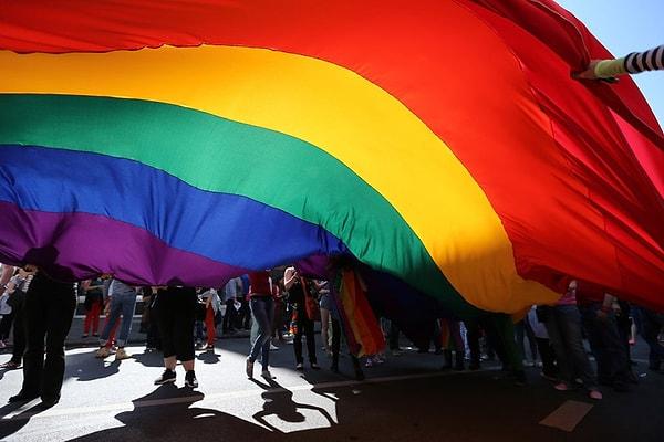 Ayrıca raporda “Dünden Bugüne Medyada LGBTİ+’ların Temsili” başlığı altında geçen yıllardan bu yana hak ihlali içeren haberler ortaya konuldu.