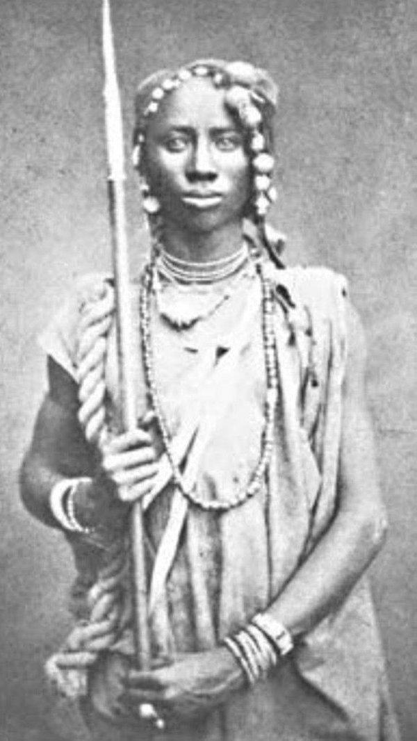 Dahomey Amazonları'nın her biri kralla evliydi yani sadakatleri kralla olan evlilikleri nedeniyle garanti altına alınmış oluyordu.