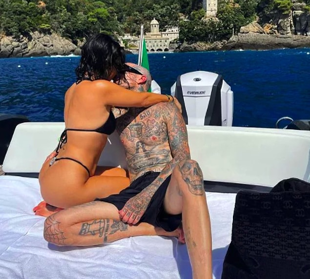 4. Kourtney Kardashian ile Travis Barker, aşk pozlarıyla Scott Disick'i delirtti!