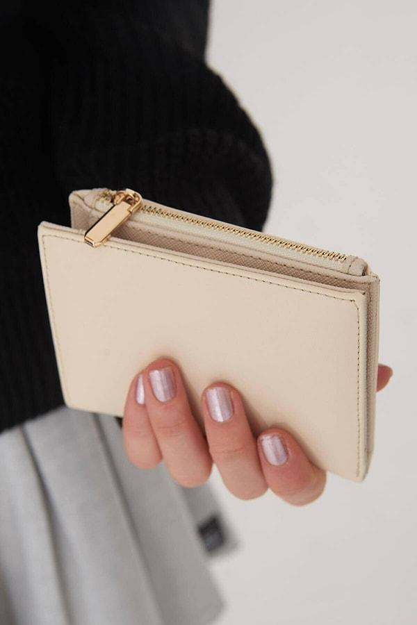 13. Mini cüzdan arıyorsanız bu bej cüzdan modeli size göre olabilir.😉