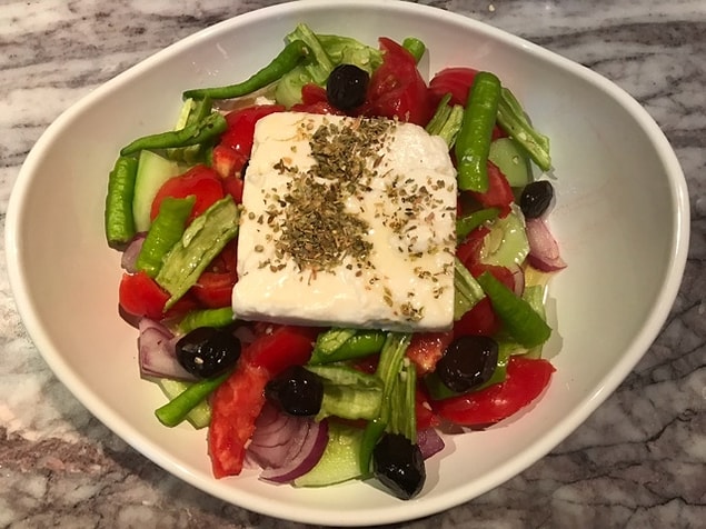 O çok meşhur, feta peynirli klasik Greek Salad (Yunan Salatası) ise 5 Euro.