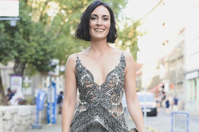 Melisa Sözen ise ekranların en özel isimlerinden. Kendine has güzelliği, zarafeti ve baş döndüren aurasıyla ekranlarda fırtınalar estiren başarılı oyuncu, Hollywood yıldızlarına taş çıkaran bir yeteneğe sahip.