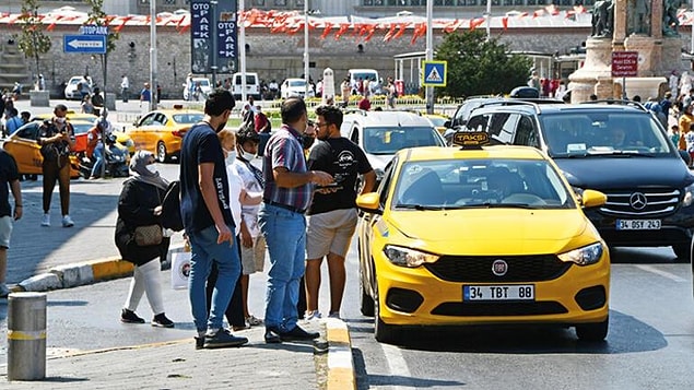 Daha fazla kar etmek için halk mağdur ediliyor. İBB’ye her gün bu konuyla ilgili yüzlerce şikâyet yağıyor. Vatandaşlar, taksicilerle ilgili yaşadıkları sorunları sosyal medyada uzun uzun anlatıyor fakat ne çare...