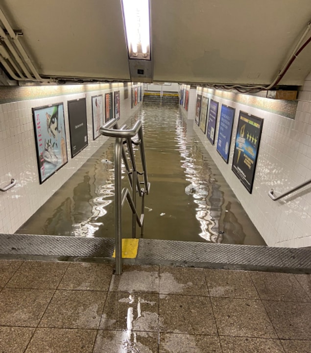 New York metrosunun Penn istasyonunda çekilen bir fotoğraf 👇