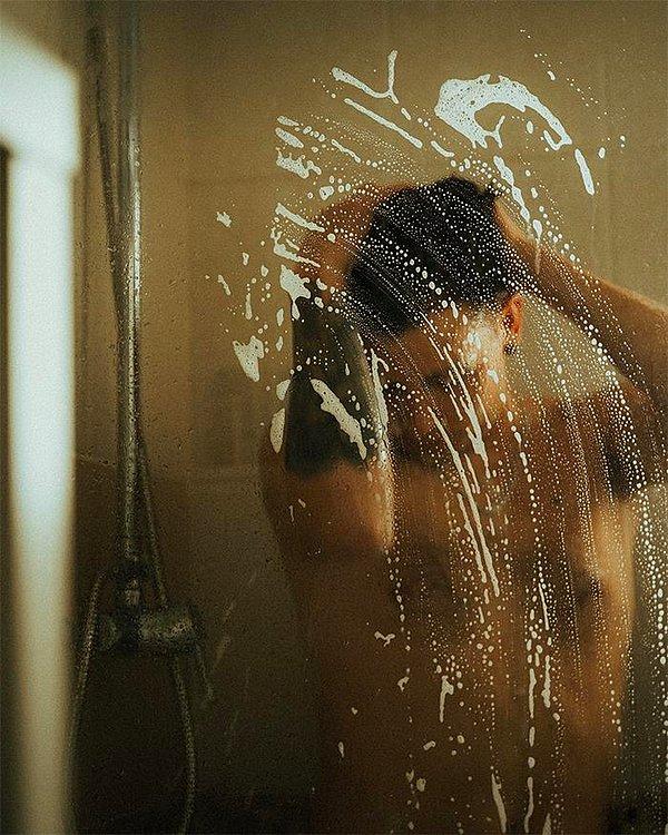 8. "Eşim duştan çıktıktan sonra kendi poposuna vuruyor, bunu o kadar şiddetli yapıyor ki bütün ses evde yankılanıyor."