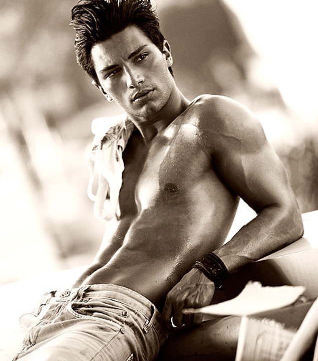 İlhan bey aslında 2008 yılında en iyi model yarışmasına katılmış. Bu yarışmada da finalistliğe kadar yükselmiş ancak En İyi Mayo Modeli seçilmiş.