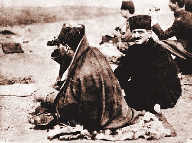 Ve aradan 520 yıl geçer... Bu sefer başka bir muzaffer komutan "Hattı müdafaa yoktur, sathı müdafaa vardır." diyerek aynı ulusu yeniden ayaklandırır ve Sakarya'da zafer elde edilir.