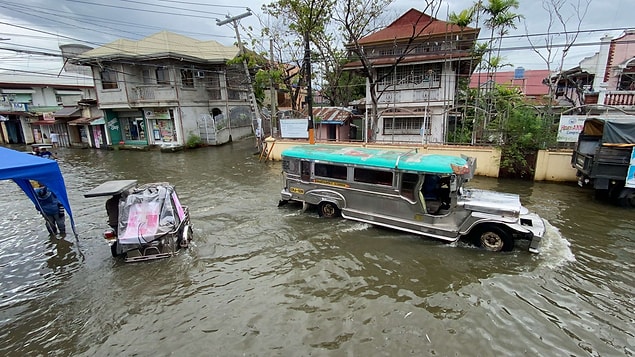 14. Filipinler'de Vamco tayfununun yol açtığı sellerde 67 kişi hayatını kaybetti. Tarımsal ürünlerde 24 milyon doları aşan zarar kaydedildiği açıklandı.