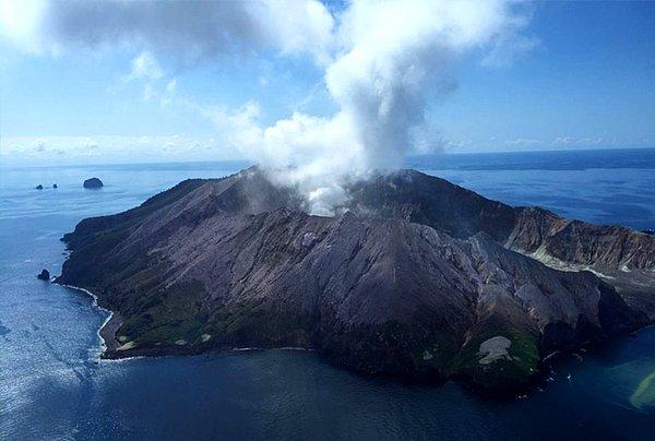 10. Yeni Zelanda'nın kuzeyindeki Whakaari Yanardağı'nda 21 kişinin hayatını kaybettiği bir patlama meydana geldi.