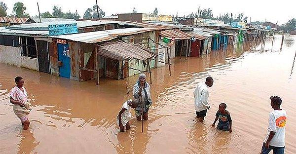 12. Afrika'da Nijerya ve Ruanda gibi ülkelerde şiddetli yağışların neden olduğu sel felaketinde yüzlerce insan yaşamını yitirdi.