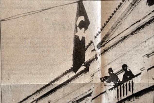 Ve Türk süvarileri 9 Eylül'de akın akın İzmir'e girer. İşte bu süvarilerin başında olan ve yaralı olduğu halde bayrağımızı Hükumet Konağı'nda göndere çeken ise Yüzbaşı Şerafettin olur.