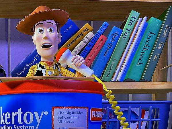 4. Toy Story (1995) filmindeyse, Andy'nin kitaplıkta yazarı Lasseter olan "Knickknack" ve "Tin Toy" isimli iki kitabı bulunuyor.