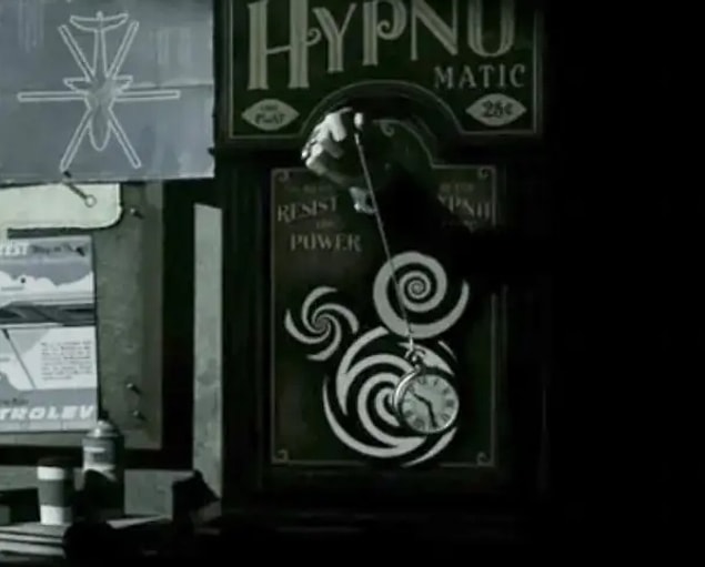 8. İnanılmaz Aile 2 filmindeki Ekran Köleci'nin hipnoz mekanizması Mickey Mouse'a benziyor.