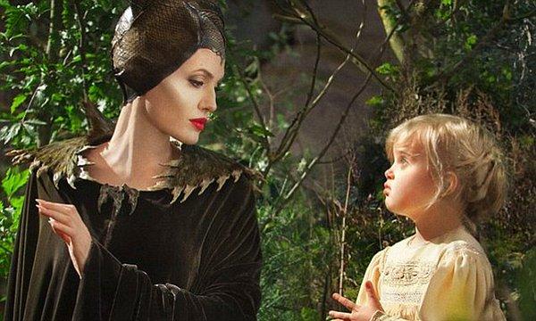 1. Angelina Jolie'nin başrolü olduğu 'Maleficent' filminde Brad Pitt'le birlikteliğinden dünyaya gelen kızı Vivienne Jolie-Pitt de genç prenses Aurora karakterini canlandırdı.