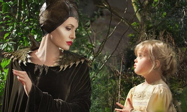1. Angelina Jolie'nin başrolü olduğu 'Maleficent' filminde Brad Pitt'le birlikteliğinden dünyaya gelen kızı Vivienne Jolie-Pitt de genç prenses Aurora karakterini canlandırdı.