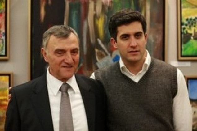 4. 'Kara Melek' dizisinde Mustafa Alabora, kendisi gibi başarılı bir oyuncu olan oğlu Mehmet Ali Alabora ile beraber kamera karşısına geçti.