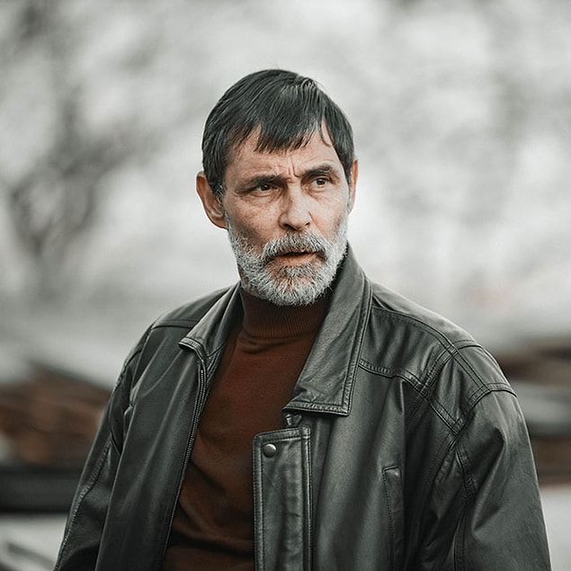 Dizinin başrollerinde Elit İşcan ve Erdal Beşikçioğlu var.