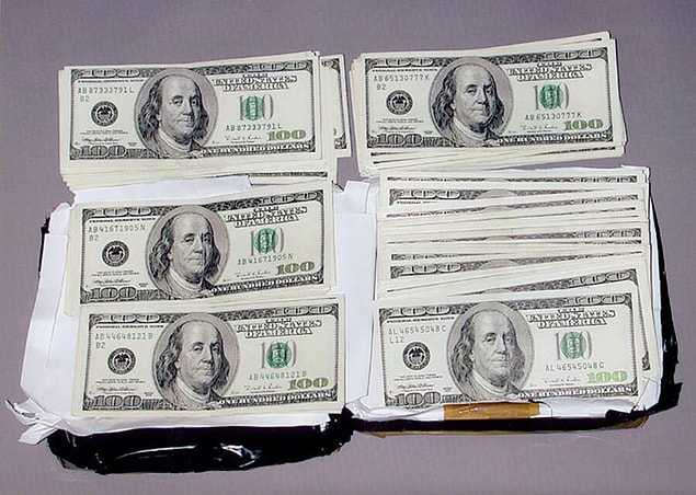 Başlangıçta yalnızca ailesini geçindirebilmek için casusluk işine giren Hanssen, bu iş ile 1 milyondan fazla para kazandı ve Washington'da bir striptizci ile sevgili olup sık sık Hawaii seyahatlerine gitti.