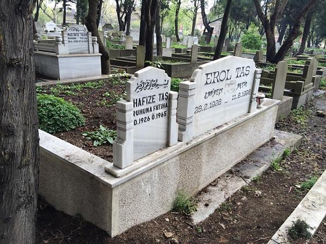 Kangren sonucu ayağı kesilen Erol Taş'ın kesilen ayağı mezara gömülmüş ama hırsızlar tarafından mezar kazılmış ve çalınmış.