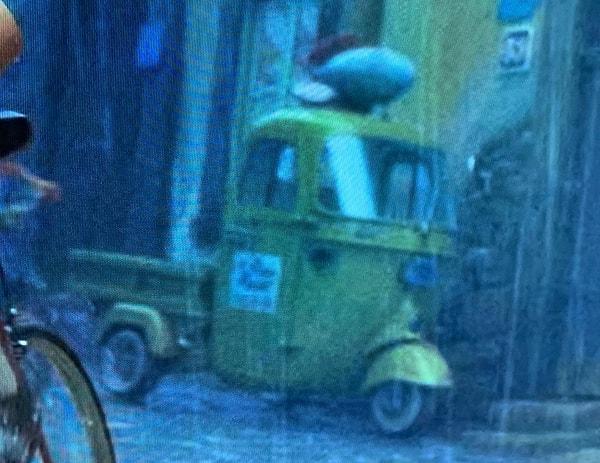 19. Tüm Pixar filmlerinde beliren pizza dağıtım kamyonu, Luca filminin yarış sahnelerinde de yer alıyor.
