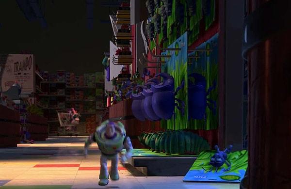 31. Toy Story 2 filminde, Bir Böceğin Yaşamı filminden bir oyuncak satılıyor.