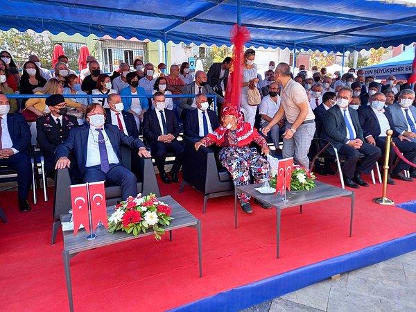Atatürk Meydanı’nda düzenlenen etkinliğe, Ambarcık Mahallesi'nden gelen 92 yaşındaki Ayşe Tülü adlı kadın da katıldı.