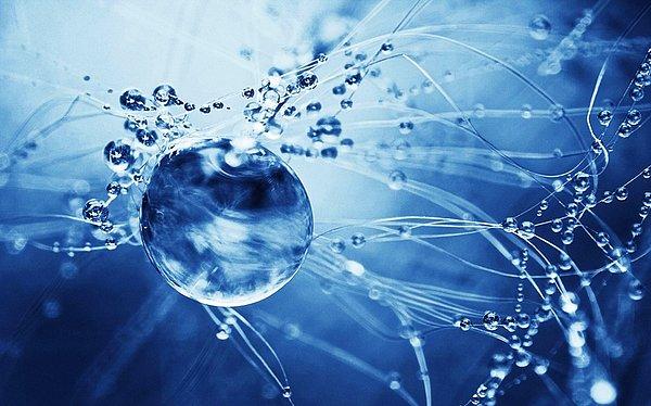 Su, hücrelerimizde binlerce kimyasal reaksiyonun hızlı ve etkili bir şekilde gerçekleşmesini sağlar.