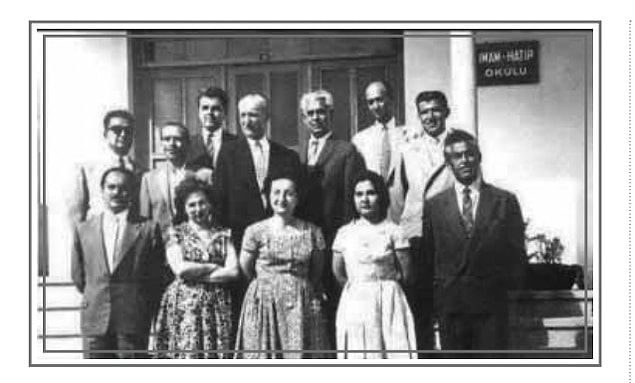 5 yıllık ilkokula dayalı birer eğitim-öğretim kurumu olan okulların ders çizelgeleri incelendiğinde, derslerin %40'ının din eğitimi, %60'ının ise seküler derslerden oluştuğu görülür.