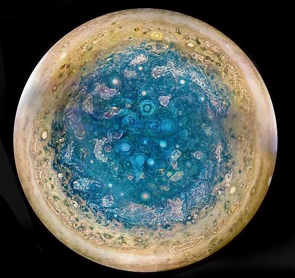 Jüpiter'in güney kutbu ise bize bambaşka bir manzara sunuyor.