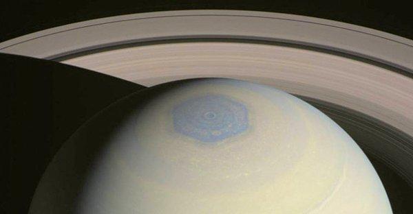 Satürn'ün kuzey kutbundaki altıgen de bir hepimizin merak ettiği bir başka uzay gizemi.