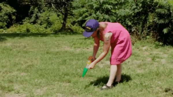Evinin arka bahçesini kovanlarla dolduran Margaret, vakumlu bir aletle de arı avına çıkıyor.