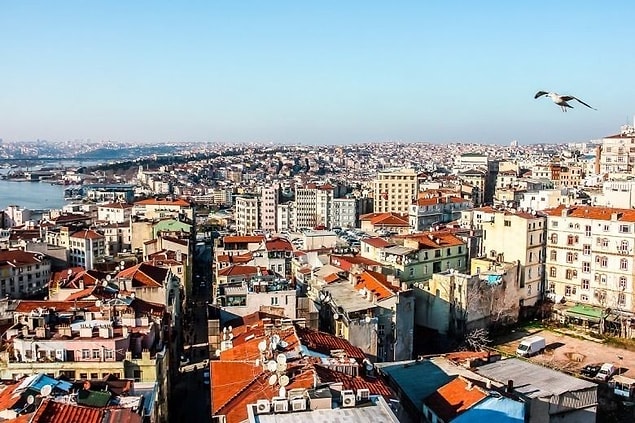 Prof. Dr. Erhan Aslanoğlu, enflasyonist ortamda ve sürdürülen para politikasında ev fiyatlarında TL'de bazında gerilemenin çok yakında ve çok kolay olmayacağını belirtiyor. Ancak!