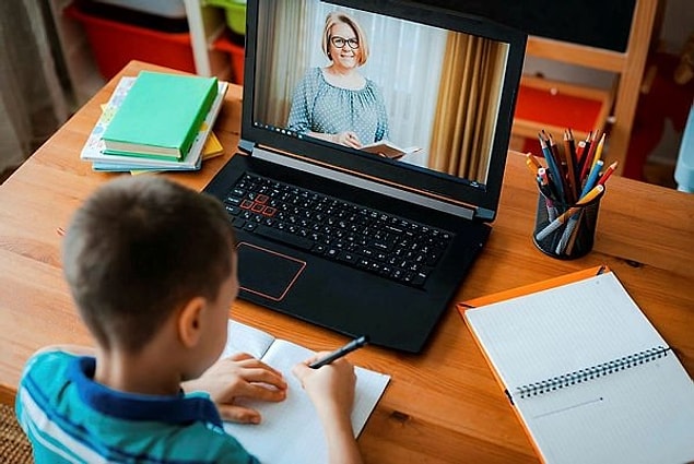 Pandemi dolayısıyla çocuklar uzun süre online eğitim almak zorunda kaldı. Her ne kadar bu durum eğitimle ilgili görünse de sadece o kadarla bitmiyor.
