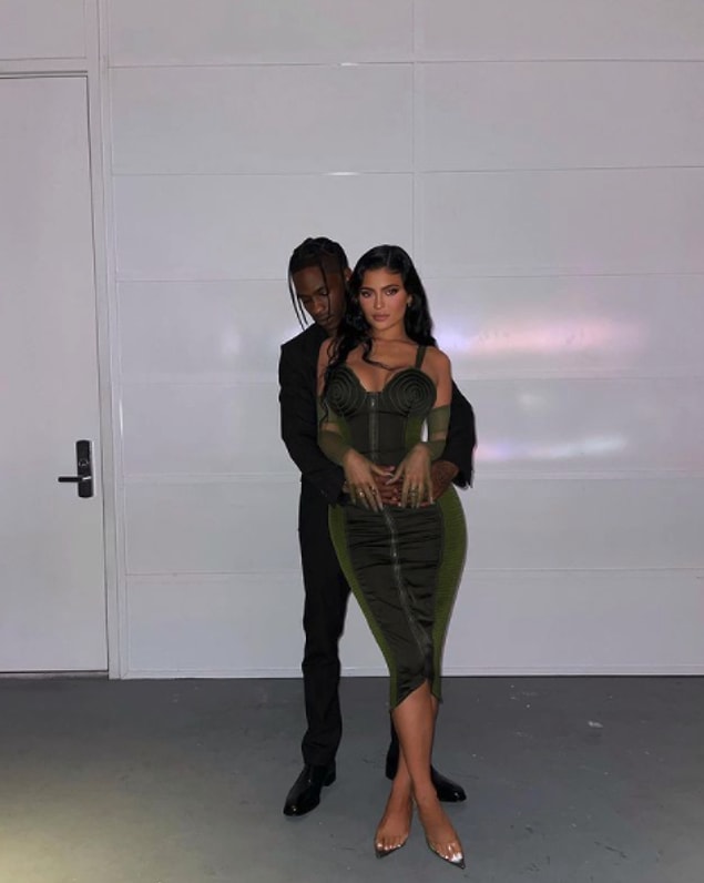Kylie Jenner 2017 yılında Coachella Festivali'nde Rapçi Travis Scott ile tanışmıştı ve birlikte olmaya başlamışlardı.