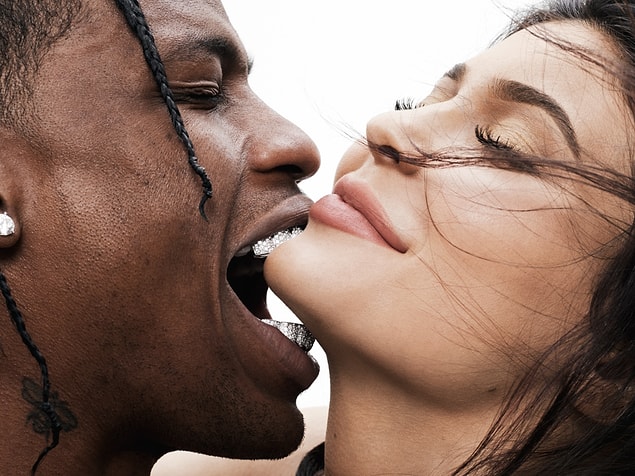 Geçtiğimiz günlerde Kylie Jenner'ın hamile olduğu iddiaları magazin gündemine bomba gibi düşmüştü fakat çiftten herhangi bir açıklama gelmemişti.