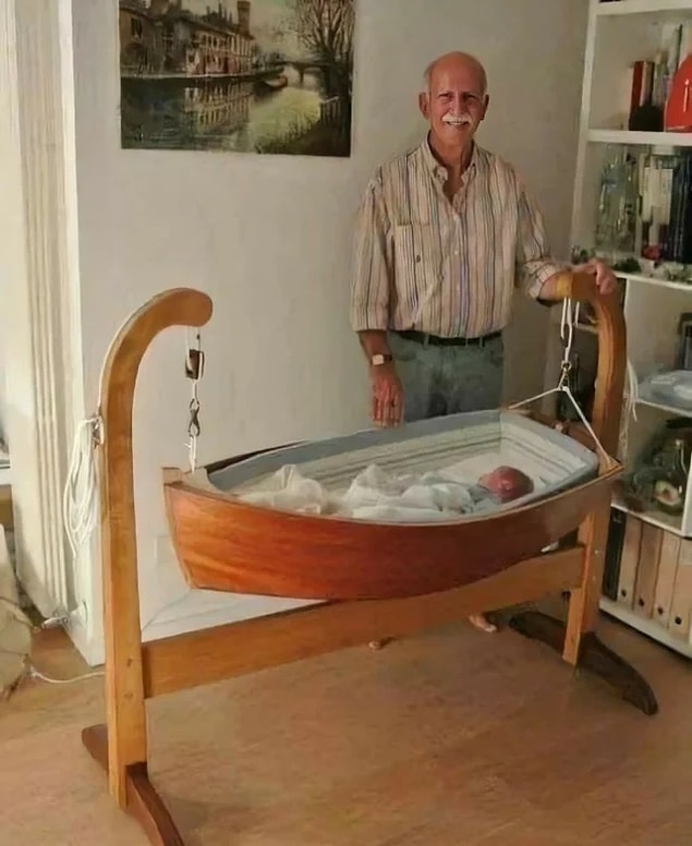 15. Torununa elleriyle beşik yapan dedenin gülümsemesi bulaşıcı. 😍