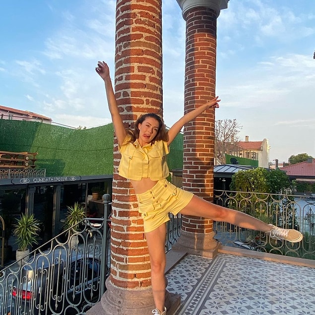 Haziran ayında paylaşılan bir post var sırada. Burcu Özberk bu kez güzel bacaklarıyla ön planda.