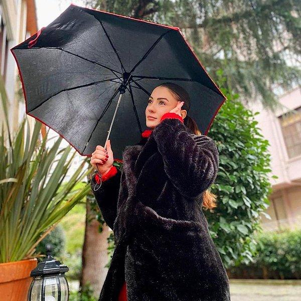 "Yağmurda yürümeyi sevenler." diyor Burcu Özberk. Belli ki kızımız yağmurlu havaları seviyor. Zira şemsiyesiyle tatlı bir yağmurlu günden paylaşım yapmış.