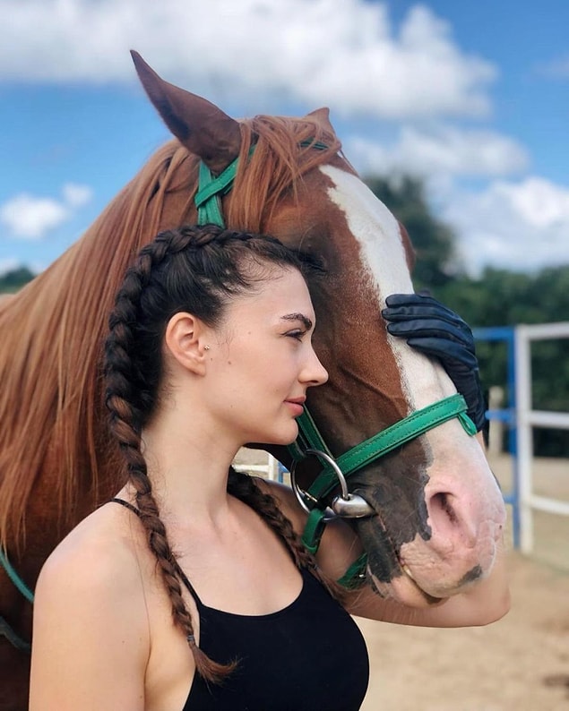 Ve zirvedeki fotoğrafımız... Burcu Özberk'in bu paylaşımına tamı tamına 860 bin beğeni gelmiş. Öyle sanıyoruz ki en beğenilen fotoğraf bu.