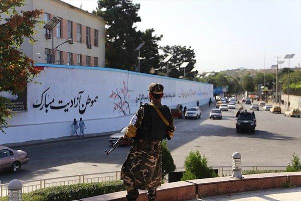 Terk edilen büyükelçiliğin ana giriş kapasının yanındaki duvara ise Taliban bayrağı resmedildi.
