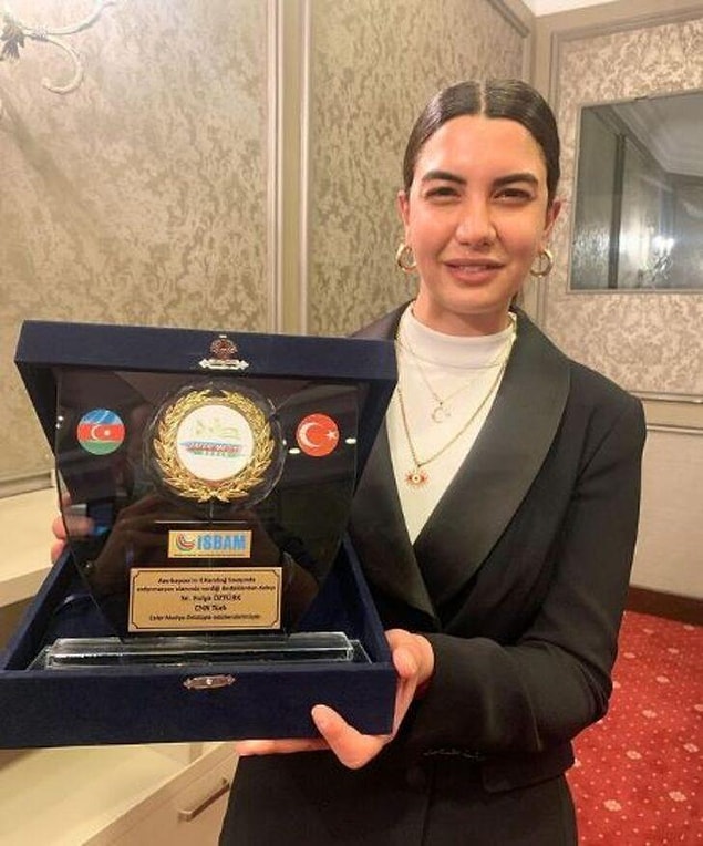 Ayrıca kendisi ‘Yılın Muhabiri’ ve ‘En İyi Özel Haber’ gibi kategorilerde de pek çok ödül almıştı.
