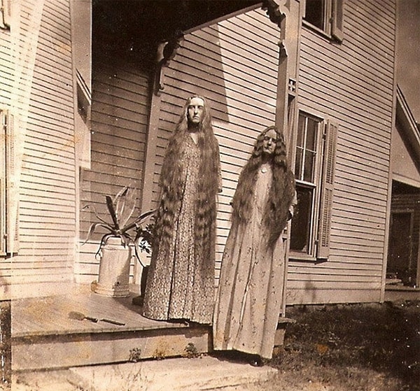 11. Фото двух женщин с очень длинными волосами