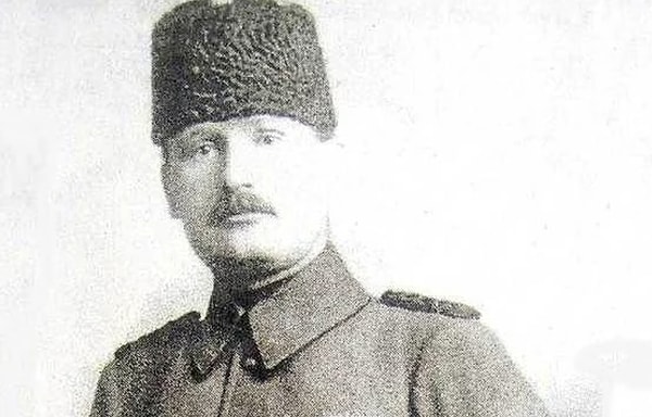 1883 yılında İstanbul'un Eyüp semtinde dünyaya gelen Halit Paşa, 1908'de Kara Harp Okulu'ndan mezun olmuş.