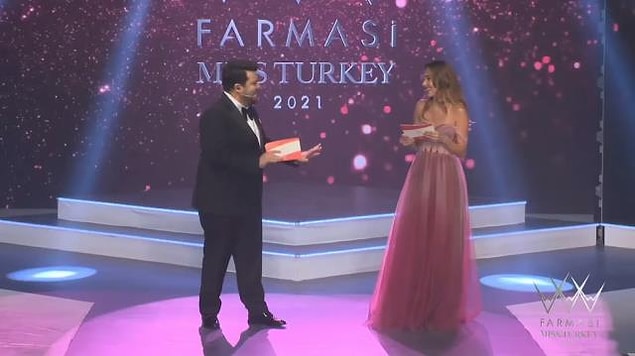 Bu 'görkemli' gecenin sunuculuğunu sosyal medyada da epey fenomen olan Berfu & Eser Yenenler çifti yaptı.