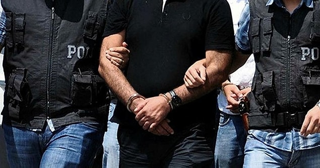 Adresleri belirlenen şüphelilerin yakalanması için harekete geçen polis, yapılan baskında Y.B.’yi yakaladı.