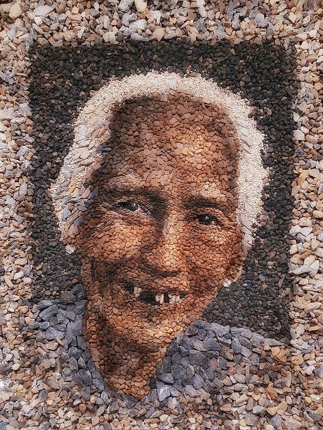 Eserlerinin mevsimler gibi gelip geçici olduğunu düşünen sanatçı, taşlarla yaptığı sanat eserlerini fotoğrafladıktan sonra tamamen bozuyor ve arkasında iz bırakmıyor.