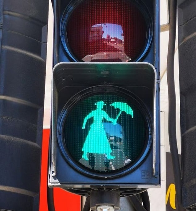 2. Pamela Lyndon Travers'ın doğduğu bölgedeki Mary Poppins trafik ışıkları da görülmeye değer. 😍
