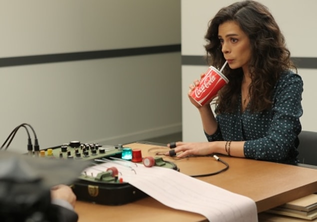 Oyunculuğu da güzelliği kadar büyük beğeni topluyor o dönemlerde. Bu yüzden olacak ki pek çok büyük markanın da reklam filmlerinde yer almaya başlıyor.