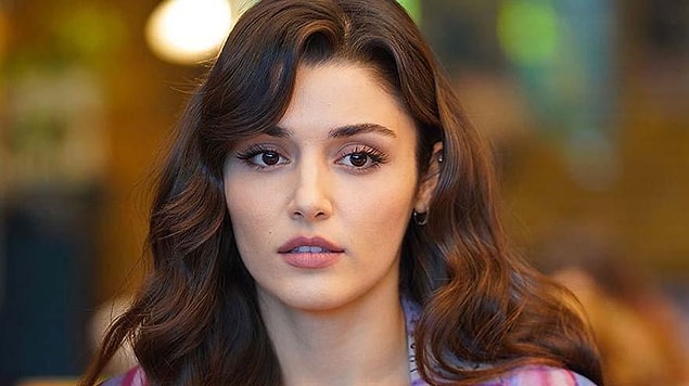 Hande Erçel, şüphesiz son dönemin en sevilen isimlerinden biri. 1993 doğumlu ünlü oyuncu, güzelliği ve günden güne gelişen oyunculuğuyla izleyenleri kendine hayran bırakıyor.